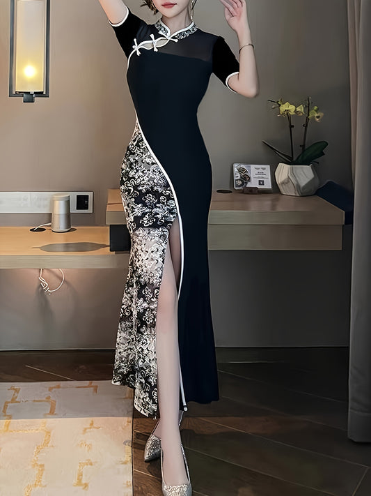 فستان طويل أنيق بتصميم صيني مزهر وقطع ملونة، ياقة محسنة، قصة ضيقة، شق جانبي، وأكمام قصيرة