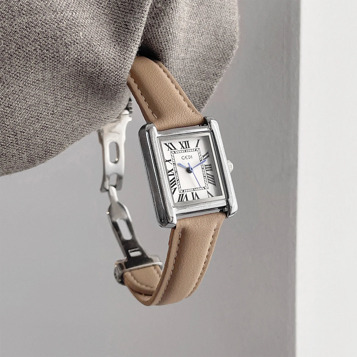 New Women's Watches Fashion Minimalist Personalized Square Small Dial Leather Watch Strap Quartz Ladies Watch Gift Promotion