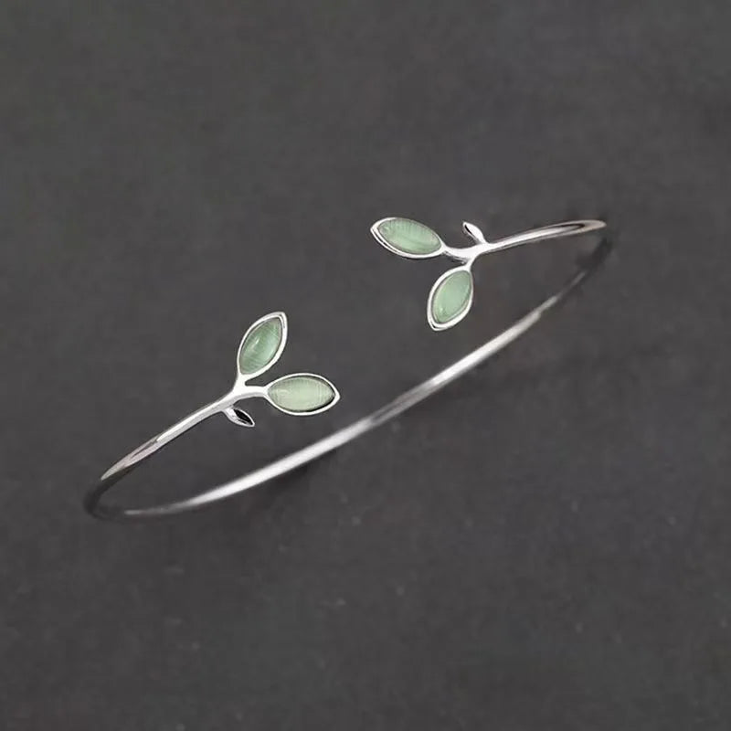 1 handmade tree leaf bracelet with green cat's eye stone - a stylish and elegant accessory, perfect as a gift for your bestie.
