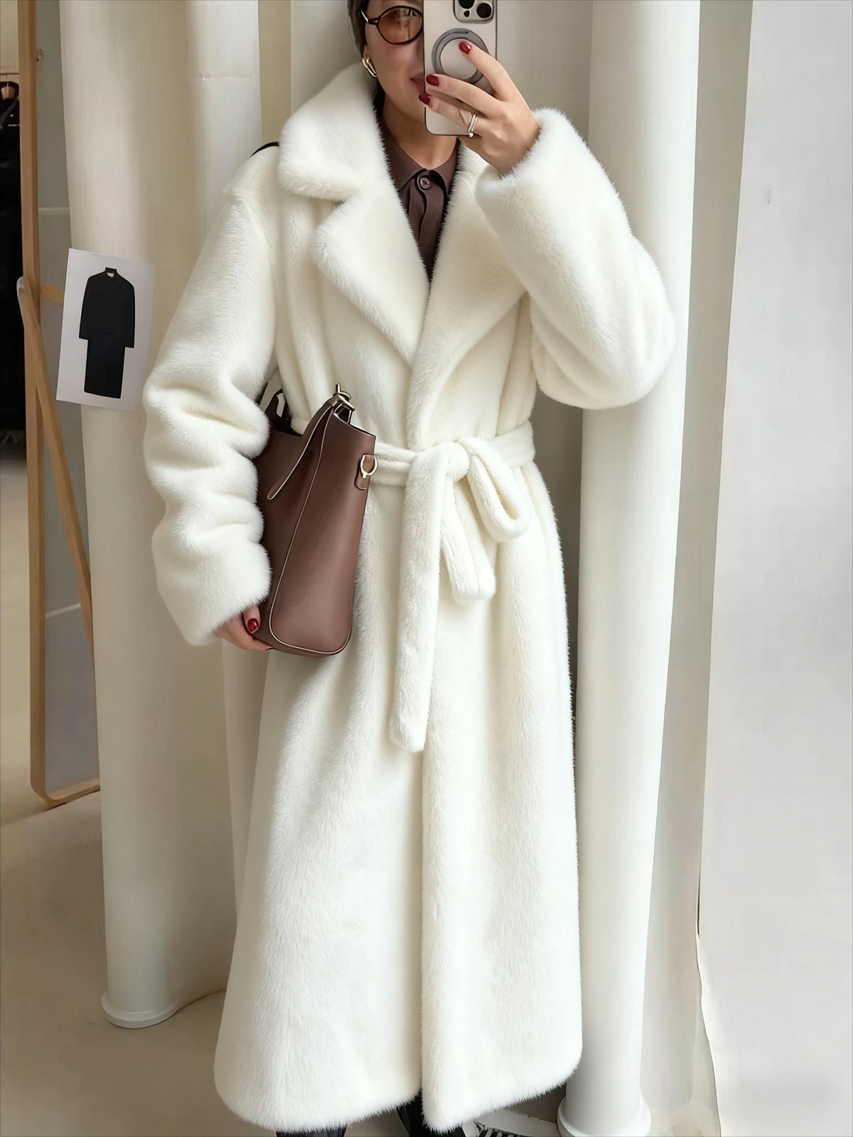 Wear a belt, thickened warm Mao Mao jacket, and extended coat.