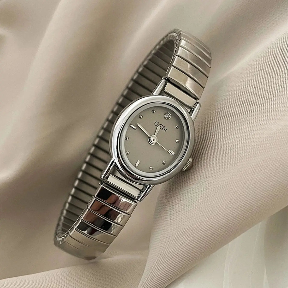 Retro Luxury Women's Watches with Oval Small Dial Waterproof Women's Watch with Stretch Band Quartz Movement Gift Timepiece