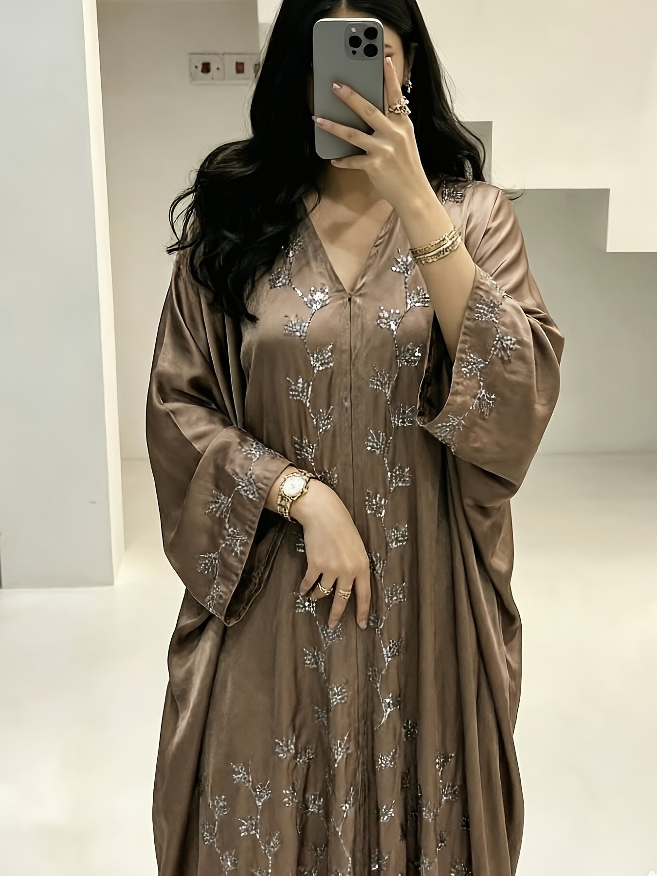 رداء عربي أنيق بلون القهوة بتطريز ترتر بخيوط فضية وياقة على شكل حرف V وأكمام طويلة