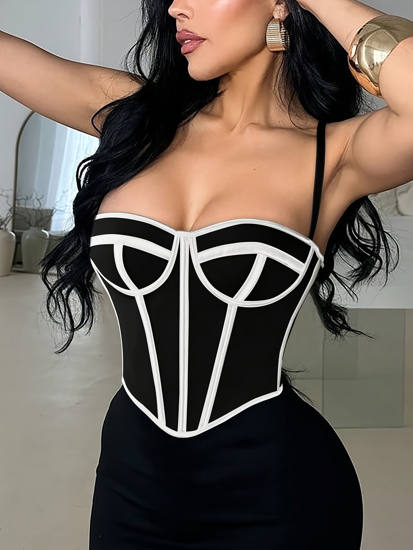 بودي سوت نسائي أنيق بتصميم أبيض وأسود مع رباط خلفي مرن، توب قصير مثير بأحزمة قابلة للتعديل لحفلات المهرجانات والرقص