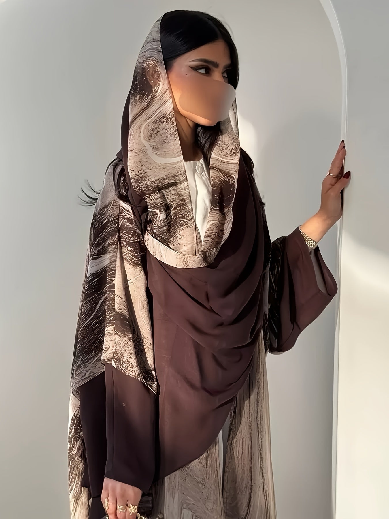 عباية أنيقة بنقشة رخام مع حجاب - فضفاضة، كم طويل، بني، مثالية للربيع/الخريف، ملابس شرق أوسطية تقليدية، ملابس ثقافية | عباية أنيقة | قميص بنقشة رخام