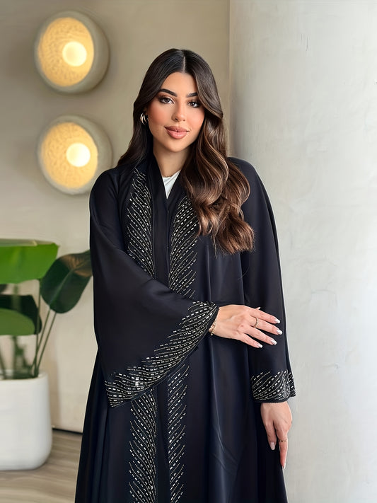 عباءة كارديجان فضفاضة بتصميم أنيق للمرأة العربية في رمضان، بتفاصيل ماسية مجعدة ولون أسود من موضة دبي