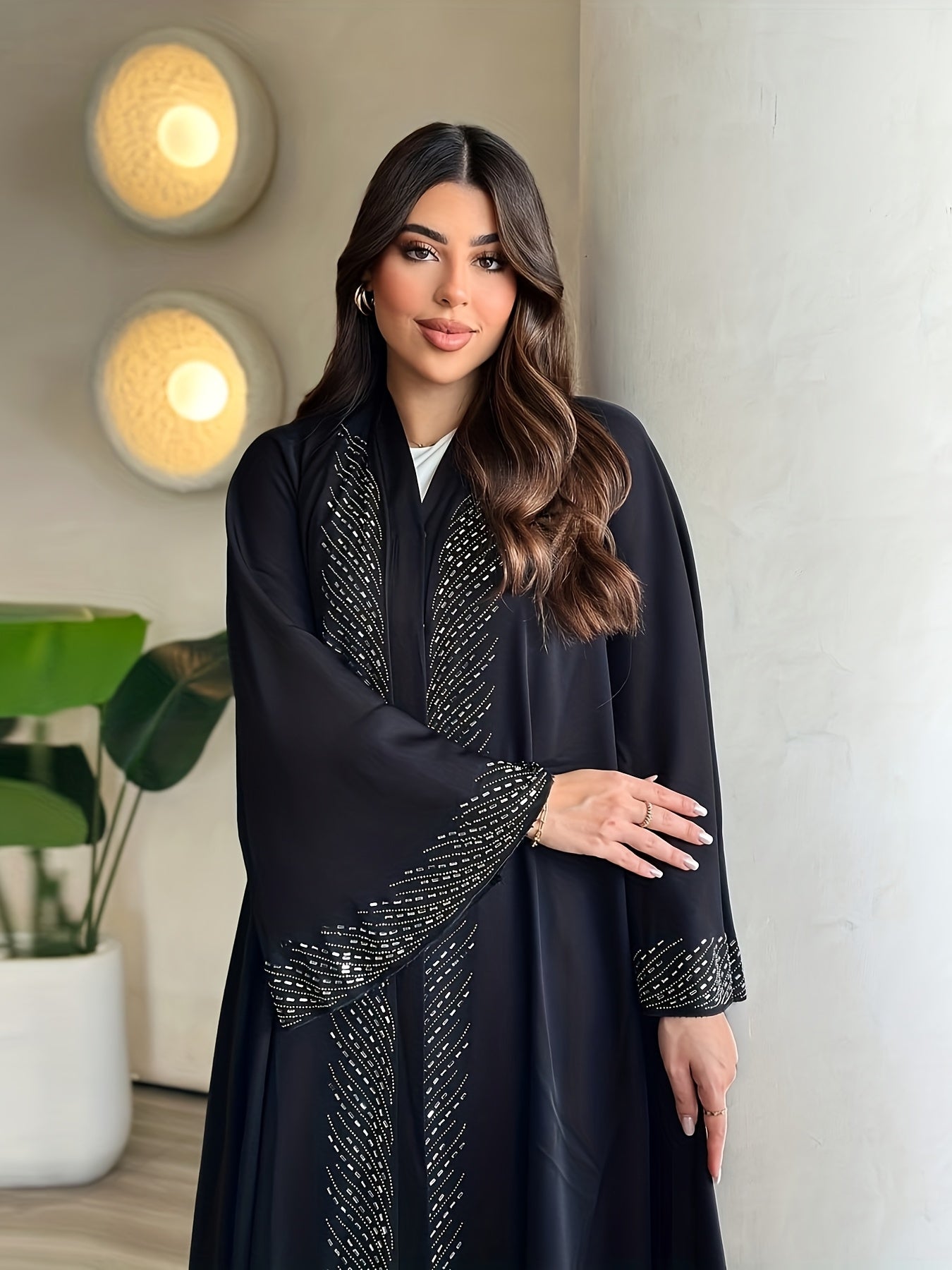 عباءة كارديجان فضفاضة بتصميم أنيق للمرأة العربية في رمضان، بتفاصيل ماسية مجعدة ولون أسود من موضة دبي