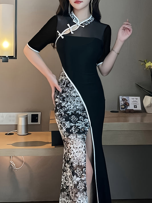 فستان طويل أنيق بتصميم صيني مزهر وقطع ملونة، ياقة محسنة، قصة ضيقة، شق جانبي، وأكمام قصيرة