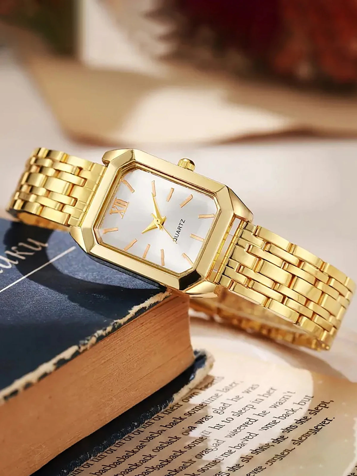 The Lady's Compact Quartz Watch and Pendant Jewelry Set, Suitable as a Holiday Gift, Does Not Include the Box.