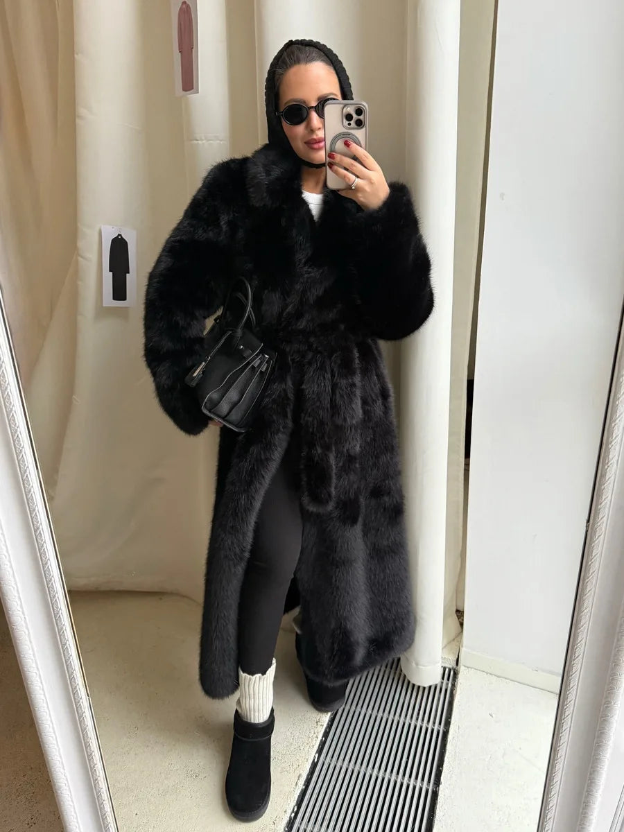 Wear a belt, thickened warm Mao Mao jacket, and extended coat.