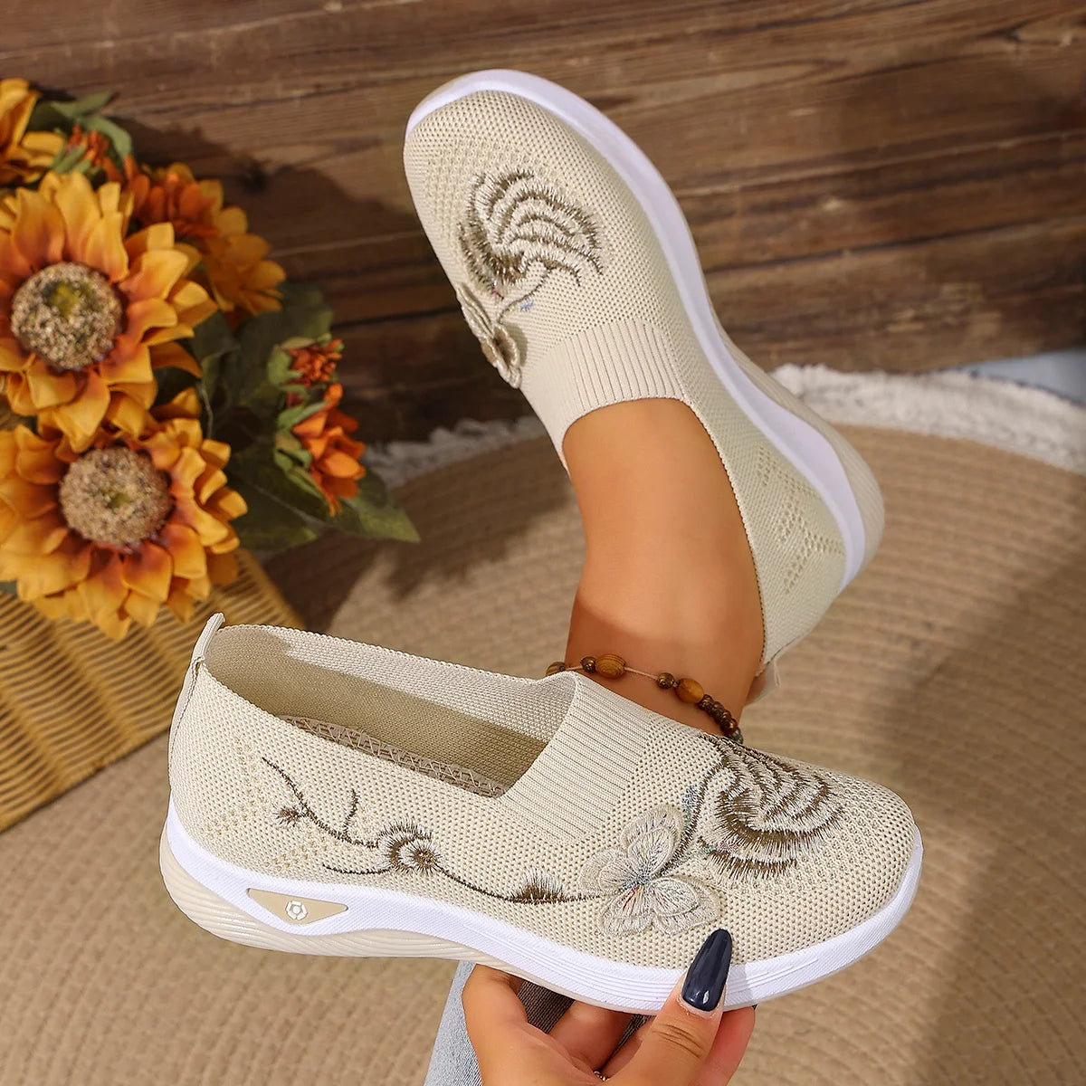 Durable, all-season outdoor women's breathable knit sneakers, lightweight casual walking shoes for spring and summer.