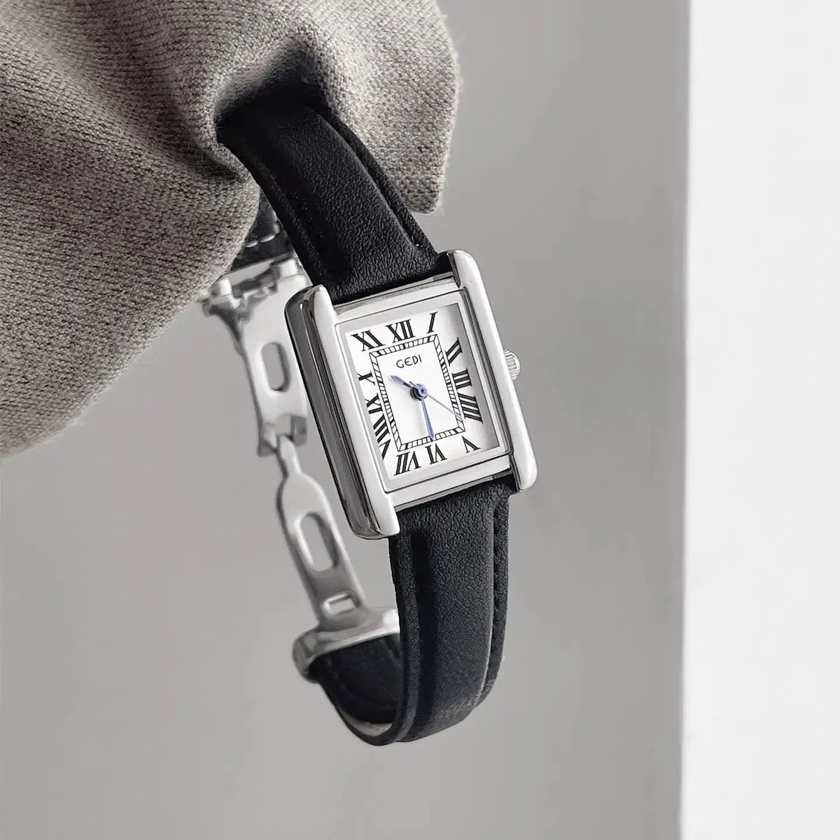 New Women's Watches Fashion Minimalist Personalized Square Small Dial Leather Watch Strap Quartz Ladies Watch Gift Promotion