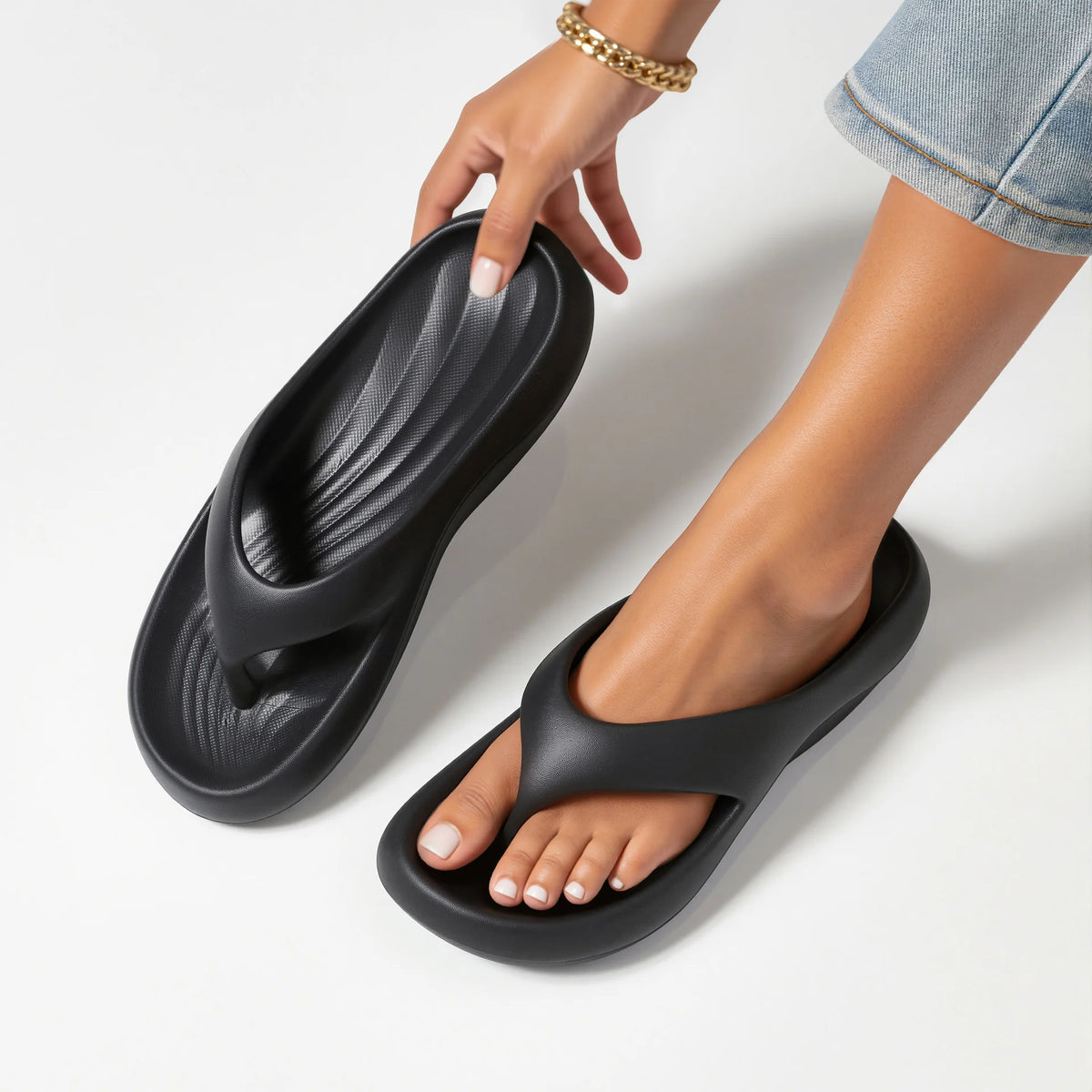 Fashionable Thick-soled Flip-flops for Women To Wear in Summer, Anti-slip, Anti-odor, and Soft-soled Flip-flops for The Beach