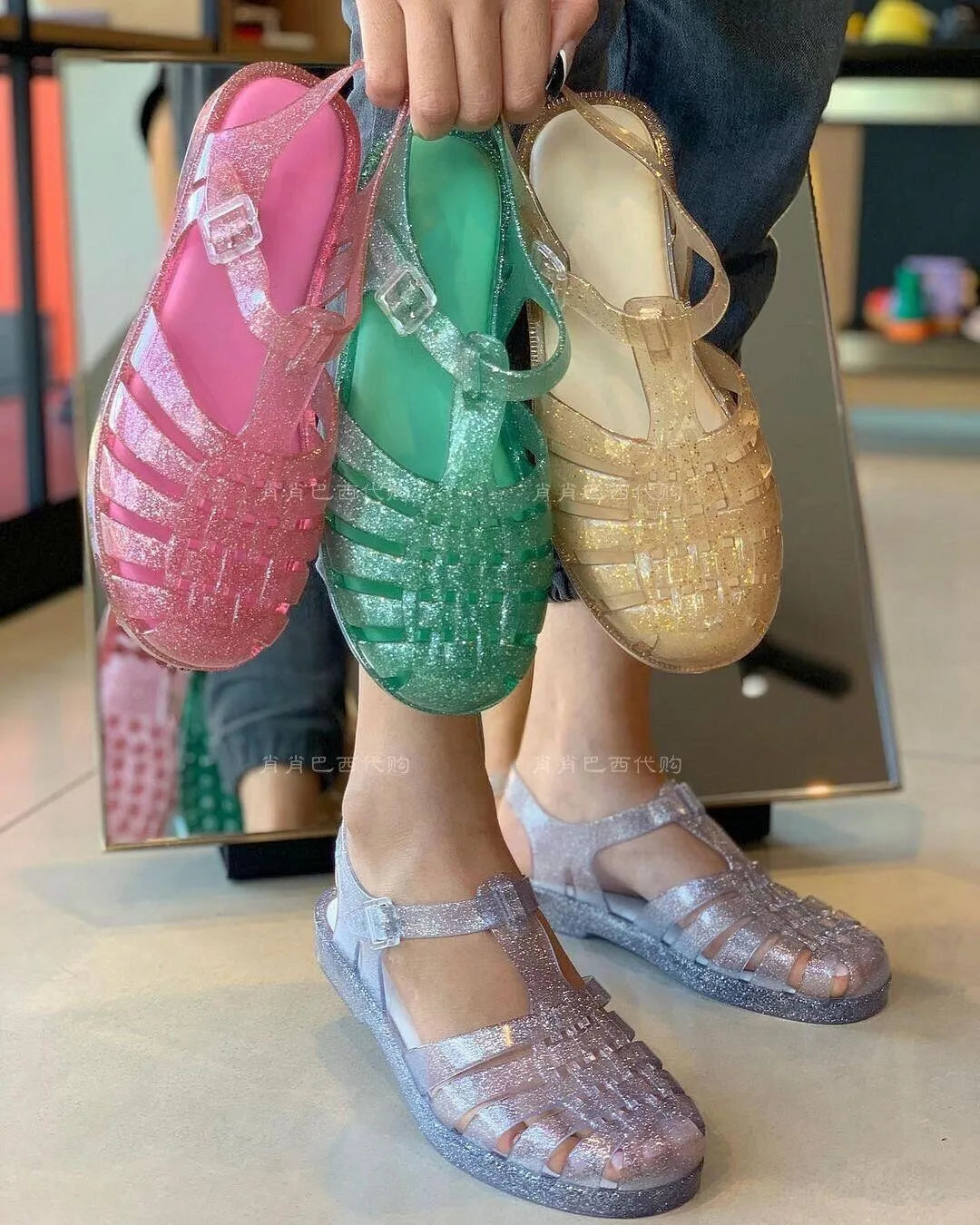Hot Sale New Ladies Jelly Shoes Girl Hollowed Out Flat Roman Beach Shoes Classical Women Summer Mini Melis Sandals Retro SM128