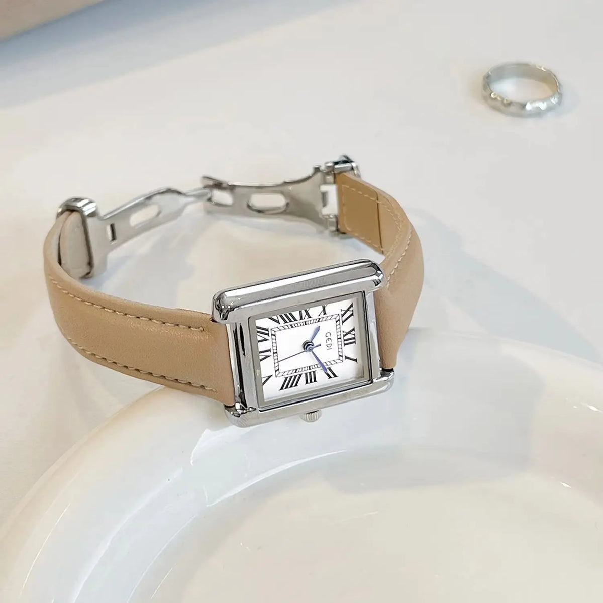 New Women's Watches Fashion Minimalist Personalized Square Small Dial Leather Watch Strap Quartz Ladies Watch Gift Promotion