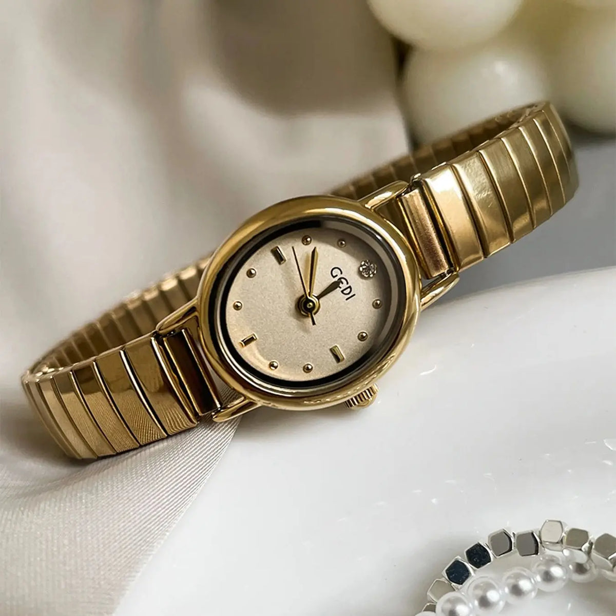 Retro Luxury Women's Watches with Oval Small Dial Waterproof Women's Watch with Stretch Band Quartz Movement Gift Timepiece