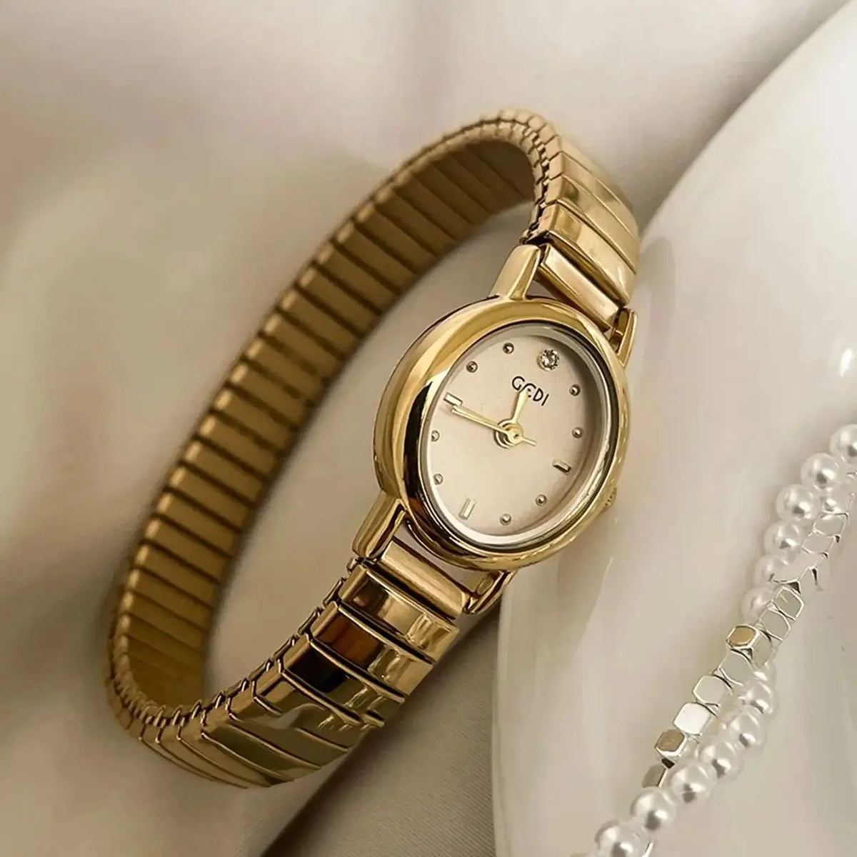 Retro Luxury Women's Watches with Oval Small Dial Waterproof Women's Watch with Stretch Band Quartz Movement Gift Timepiece
