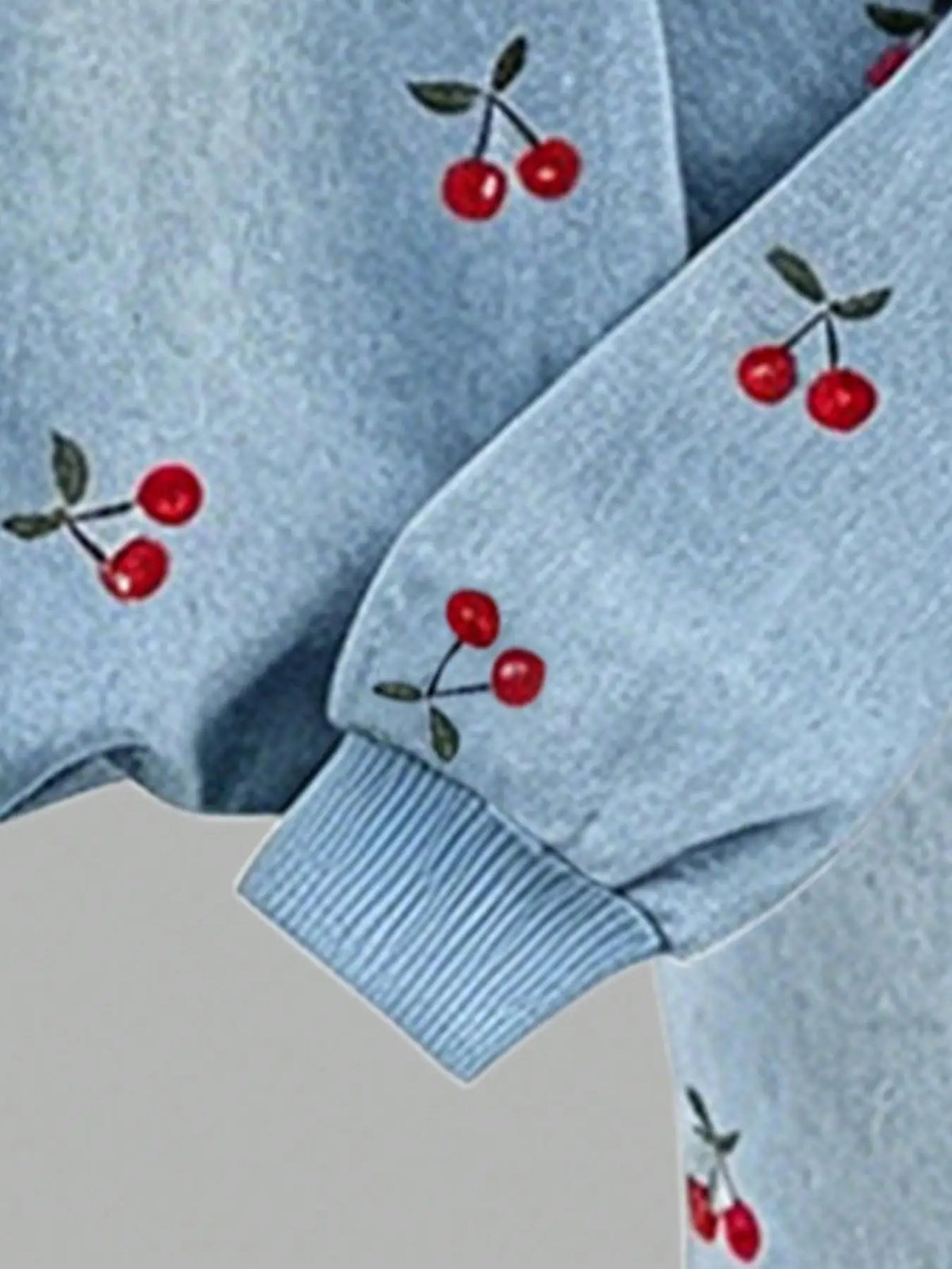 Girls' Summer and Autumn Set with Cherry Print, Round Neck Loose Long-Sleeve T-Shirt, Elastic Waist Long Pants Two-Piece Set, Blue Faux Denim Print Clothing Suitable for Children over 3 Years Old, Versatile Outfit for Home an