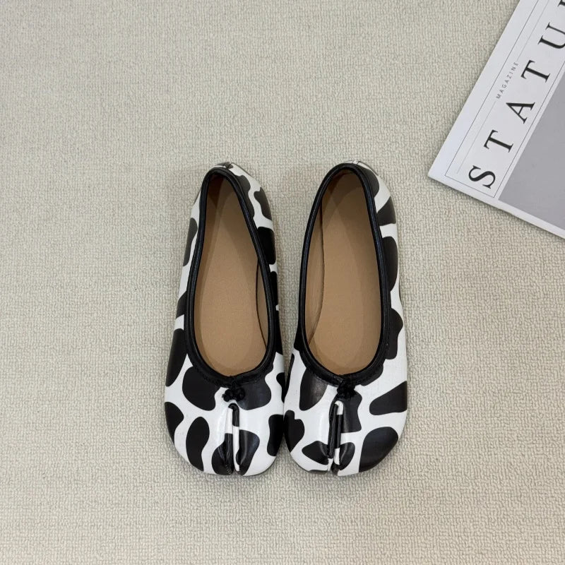 Women Tabi Split‑Toe Ballet Flats Spring Slip‑On Shoes Vintage Soft PU Leather Lightweight Casual Loafers Walking Dress Shoes