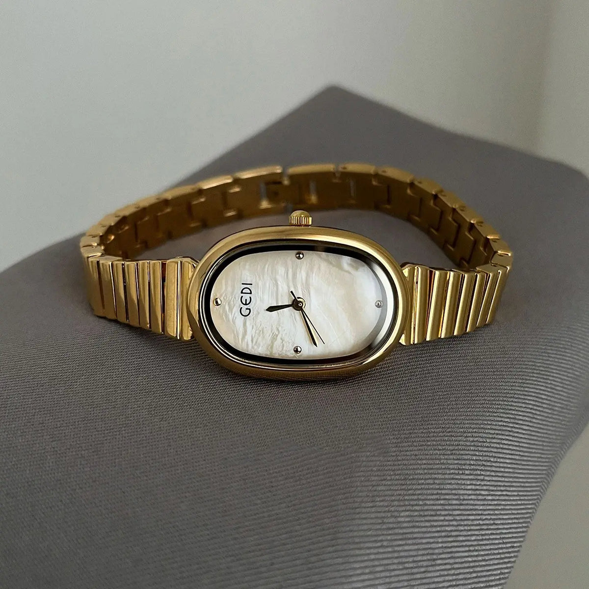 Stylish and Elegant Women's Watch Oval Mother-of-Pearl Dial with Steel Bracelet Sophisticated Student Quartz Watches for Women