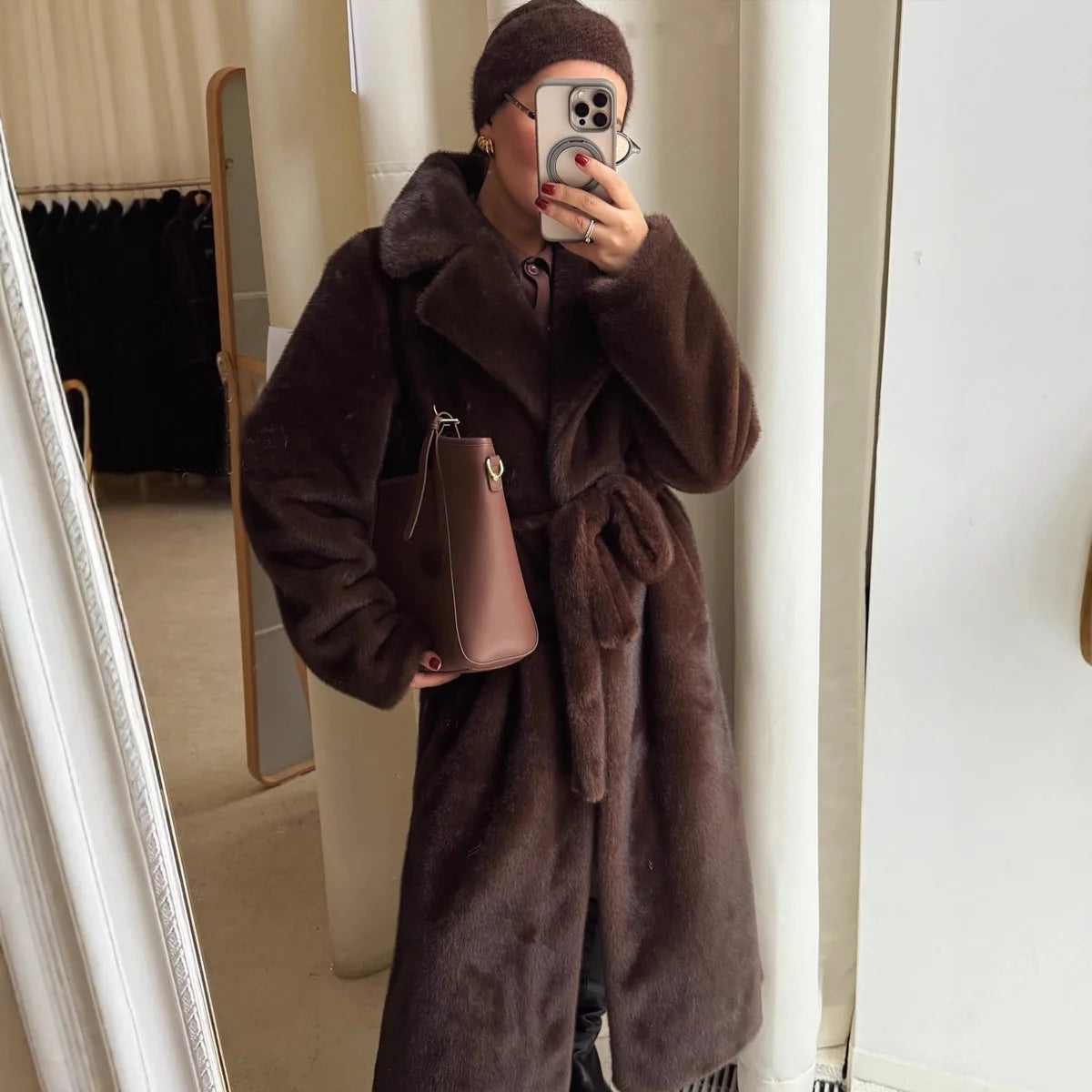 Wear a belt, thickened warm Mao Mao jacket, and extended coat.