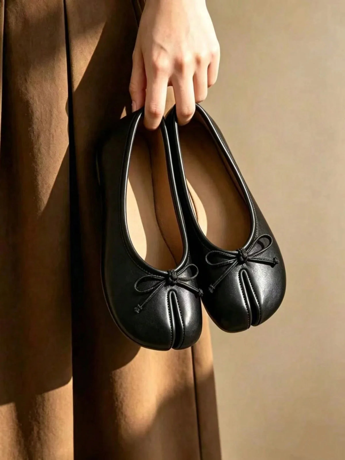 Women Tabi Split‑Toe Ballet Flats Spring Slip‑On Shoes Vintage Soft PU Leather Lightweight Casual Loafers Walking Dress Shoes