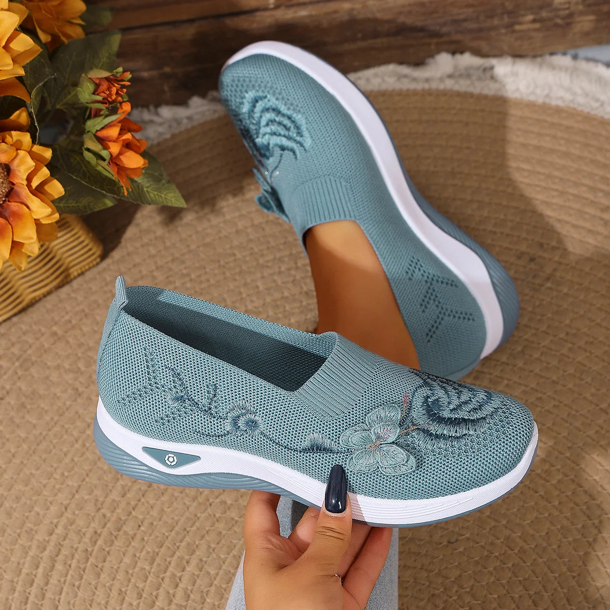 Durable, all-season outdoor women's breathable knit sneakers, lightweight casual walking shoes for spring and summer.
