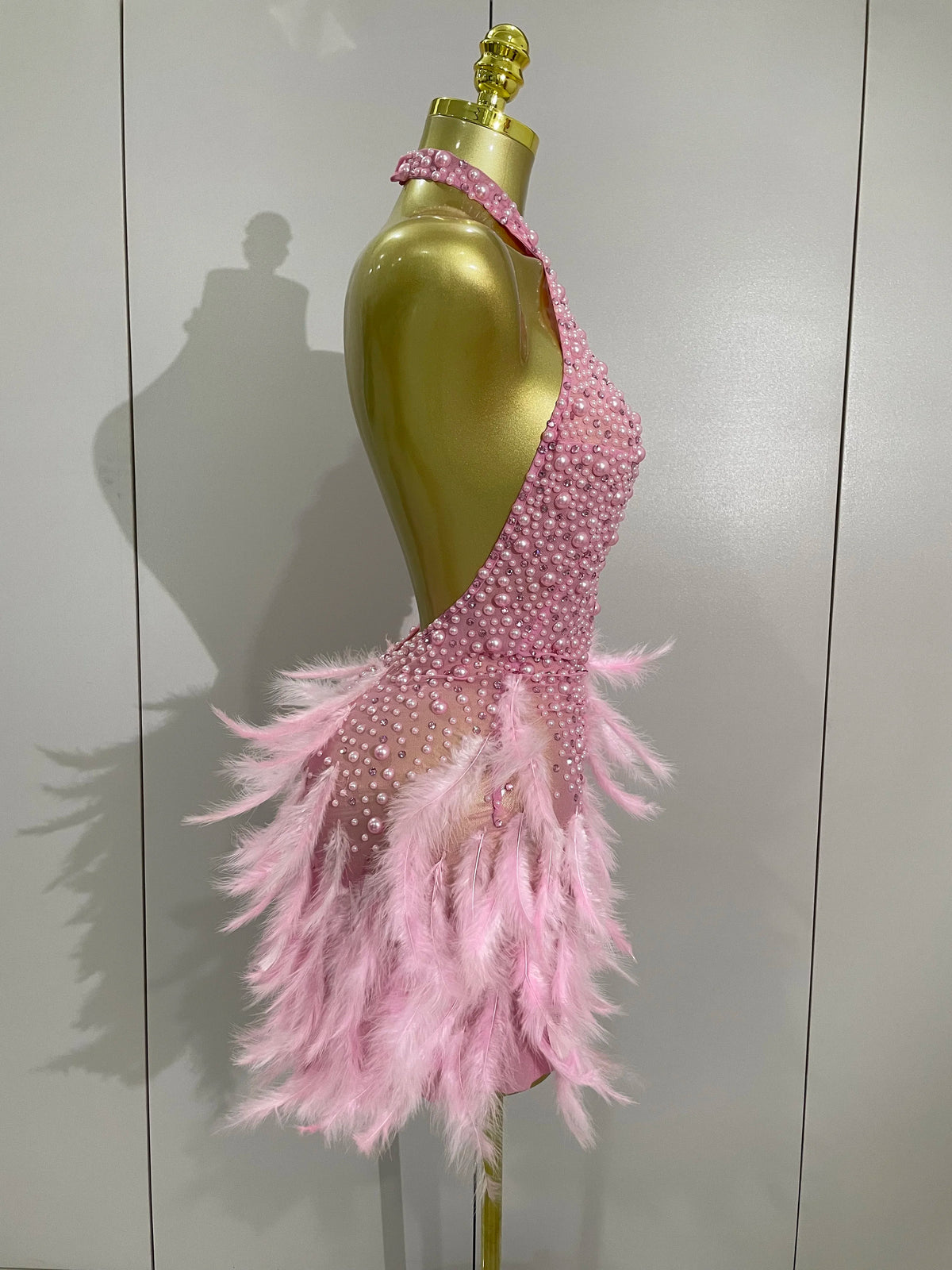 Women Luxury Rhinestones Pearls Feathers Halter Backless Short Dress Women Sexy Celebrate Birthday Dress Nightclub Stage Costume