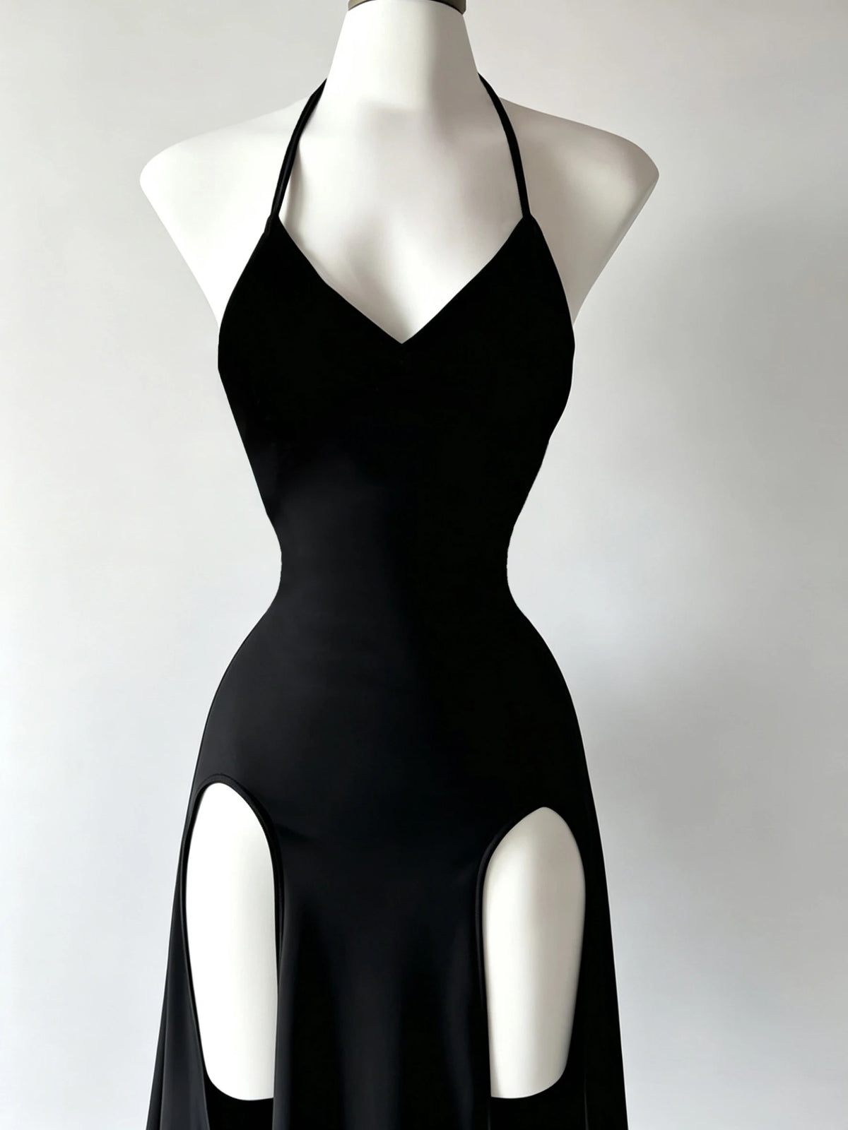 Atmospheric and Stylish Little Black Dress with Thin Halter Neck, Deep V-Neck, Waist-Cinching Design, High Slits on Both Sides, and a Flowing, Slimming Long Gown