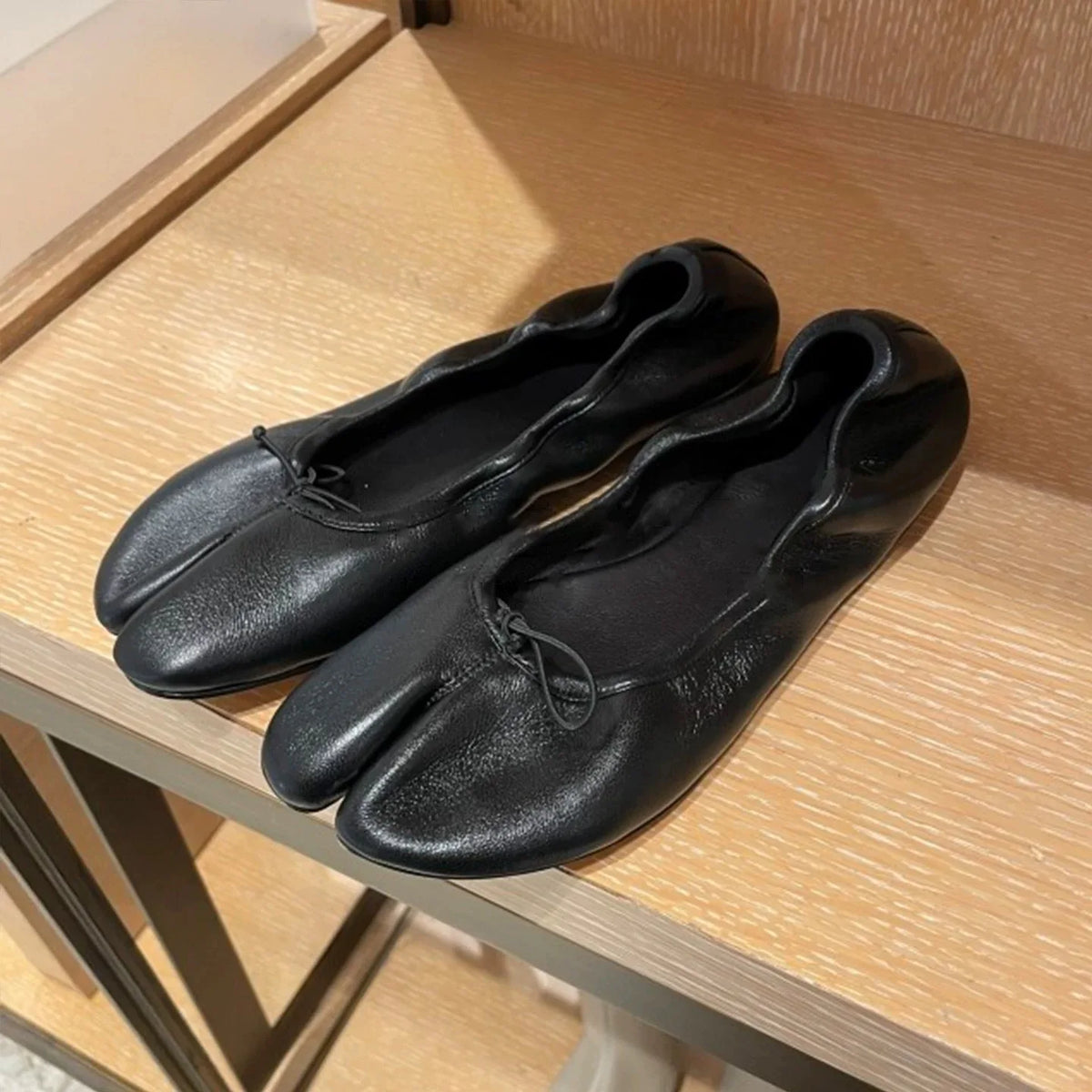 2026 New Elegant Split-Toe Tabi Flats Women's Premium Soft Leather Bow Knot Soft Sole Ballet Shoes Versatile Daily & Date Shoes