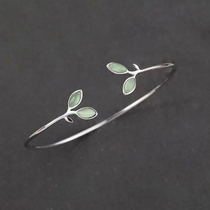 1 handmade tree leaf bracelet with green cat's eye stone - a stylish and elegant accessory, perfect as a gift for your bestie.