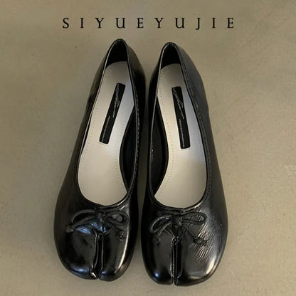 Split Toe 3cm Heel Tabi Shoes Slip On Leather Comfy Shoes Soft Bottom Solid Ladies Moccasins with Bowknot