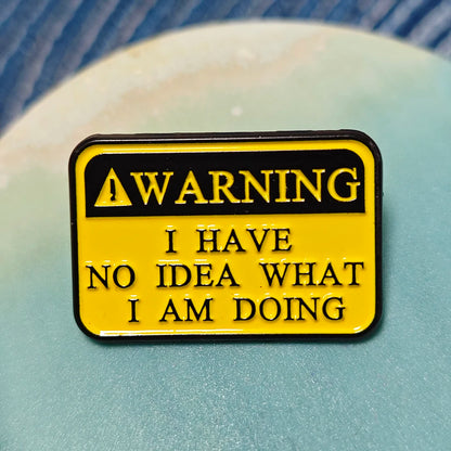 Letters Warning I Have No Idea What I Am Doing Enamel Metal Funny Lapel Pins Brooches Badges Wholesale Jewelry Gift for Kids
