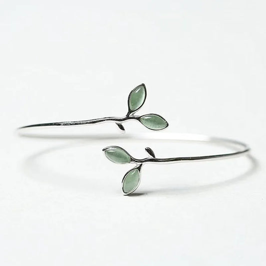1 handmade tree leaf bracelet with green cat's eye stone - a stylish and elegant accessory, perfect as a gift for your bestie.
