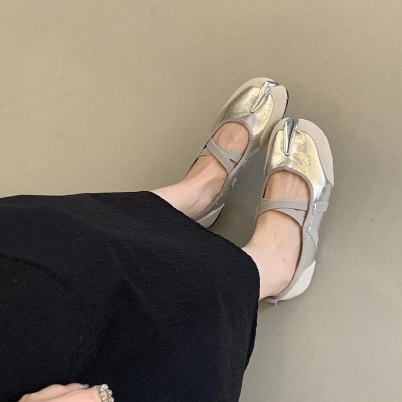 SUOJIALUN Spring New Women Flat Shoes Fashion  Split Toe Shallow Slip On Ladies Elegant Boat Shoes Soft Flat Heel Single Shoes