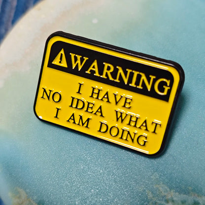 Letters Warning I Have No Idea What I Am Doing Enamel Metal Funny Lapel Pins Brooches Badges Wholesale Jewelry Gift for Kids