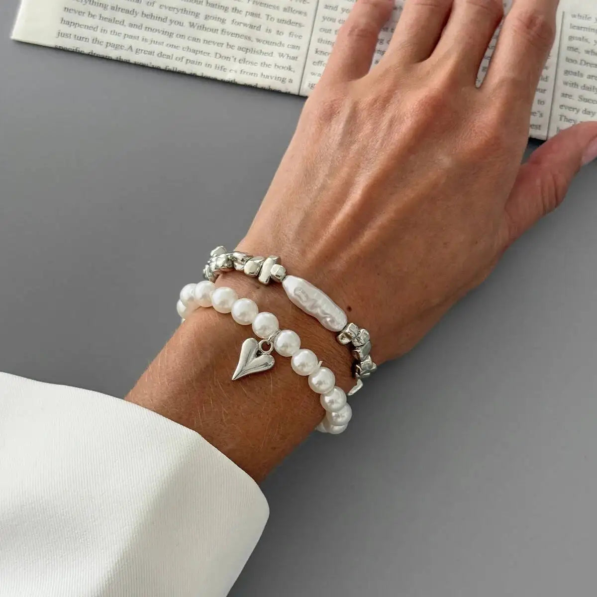 2Pcs/Set Elegant Imitation Pearl Bracelet for Women Bohemian Elastic Rope Chain Bracelet with Heart Pendant Jewelry Gift