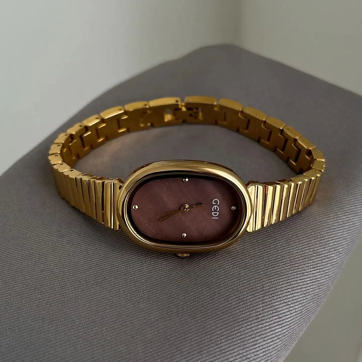 Stylish and Elegant Women's Watch Oval Mother-of-Pearl Dial with Steel Bracelet Sophisticated Student Quartz Watches for Women