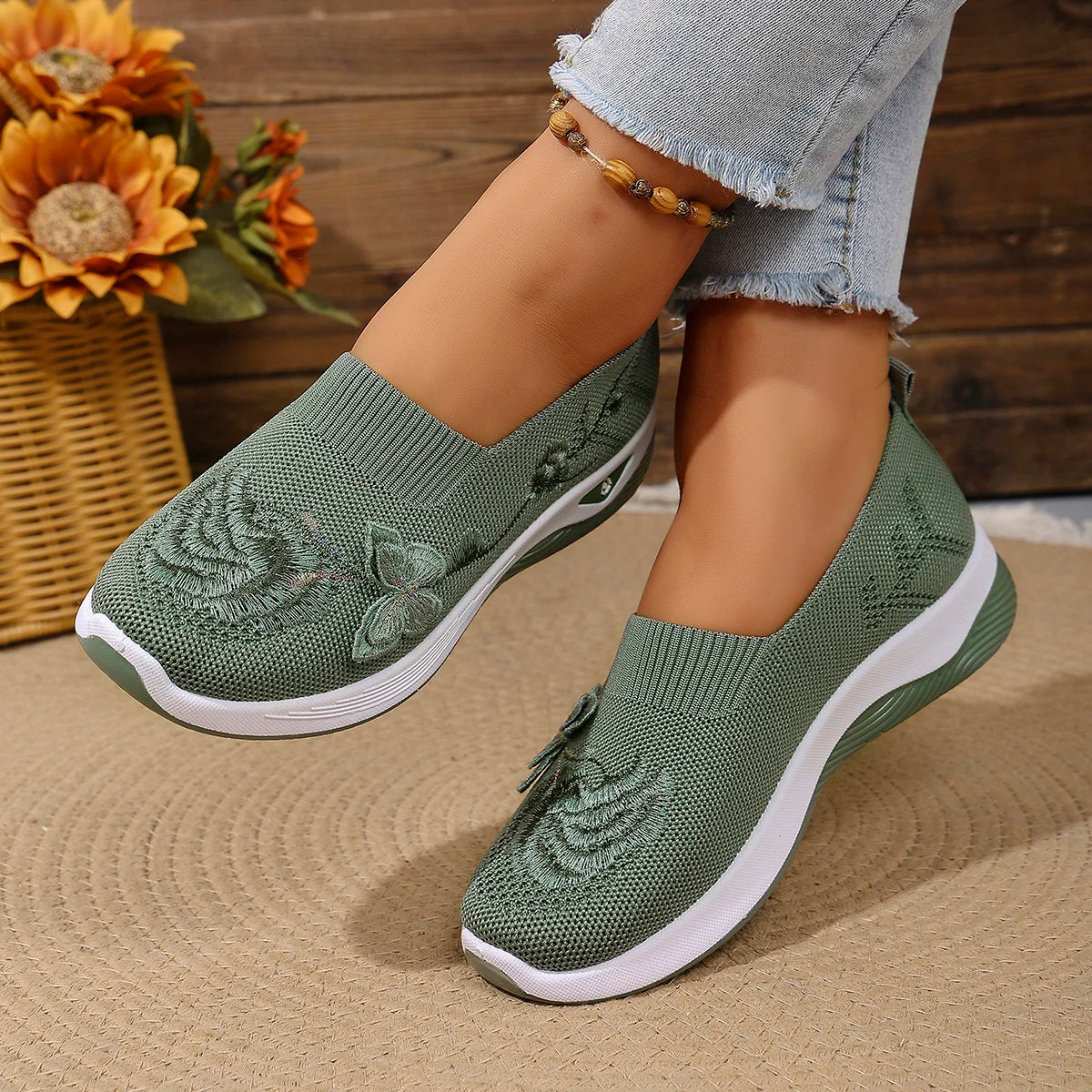 Durable, all-season outdoor women's breathable knit sneakers, lightweight casual walking shoes for spring and summer.