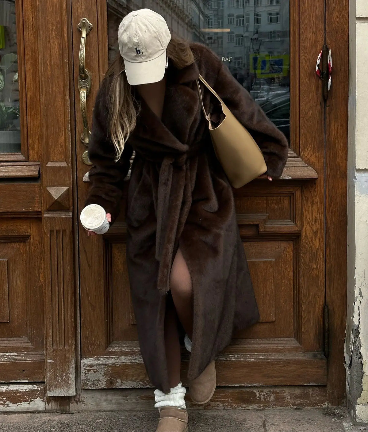Wear a belt, thickened warm Mao Mao jacket, and extended coat.