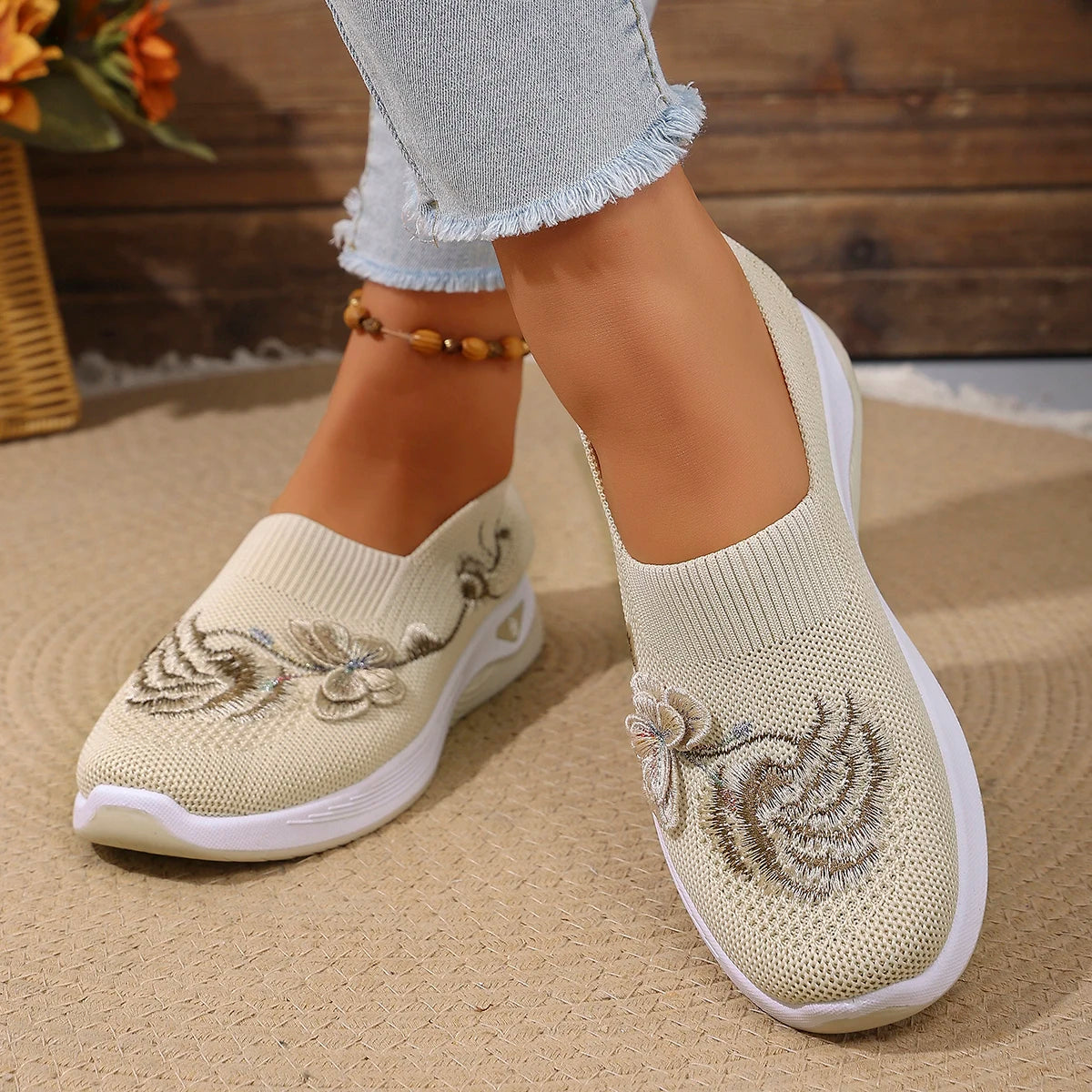 Durable, all-season outdoor women's breathable knit sneakers, lightweight casual walking shoes for spring and summer.