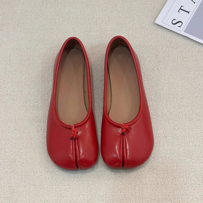 Women Tabi Split‑Toe Ballet Flats Spring Slip‑On Shoes Vintage Soft PU Leather Lightweight Casual Loafers Walking Dress Shoes