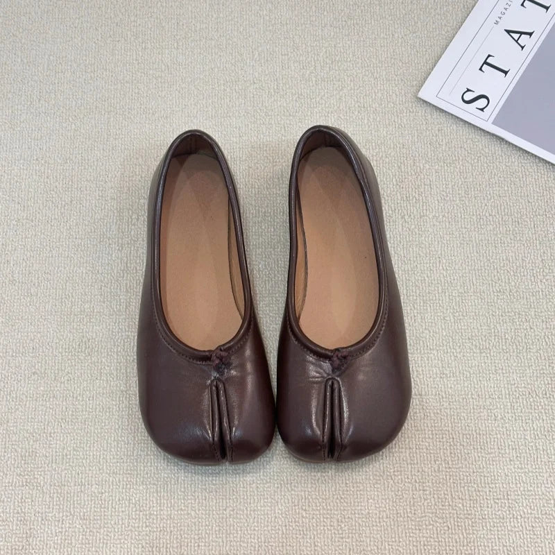 Women Tabi Split‑Toe Ballet Flats Spring Slip‑On Shoes Vintage Soft PU Leather Lightweight Casual Loafers Walking Dress Shoes