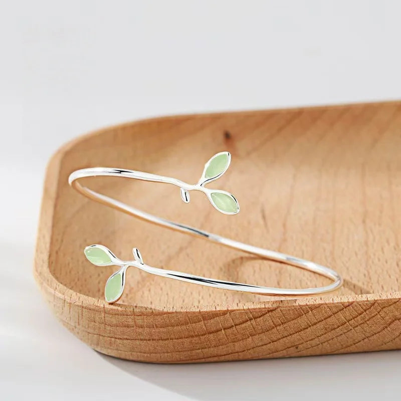 1 handmade tree leaf bracelet with green cat's eye stone - a stylish and elegant accessory, perfect as a gift for your bestie.