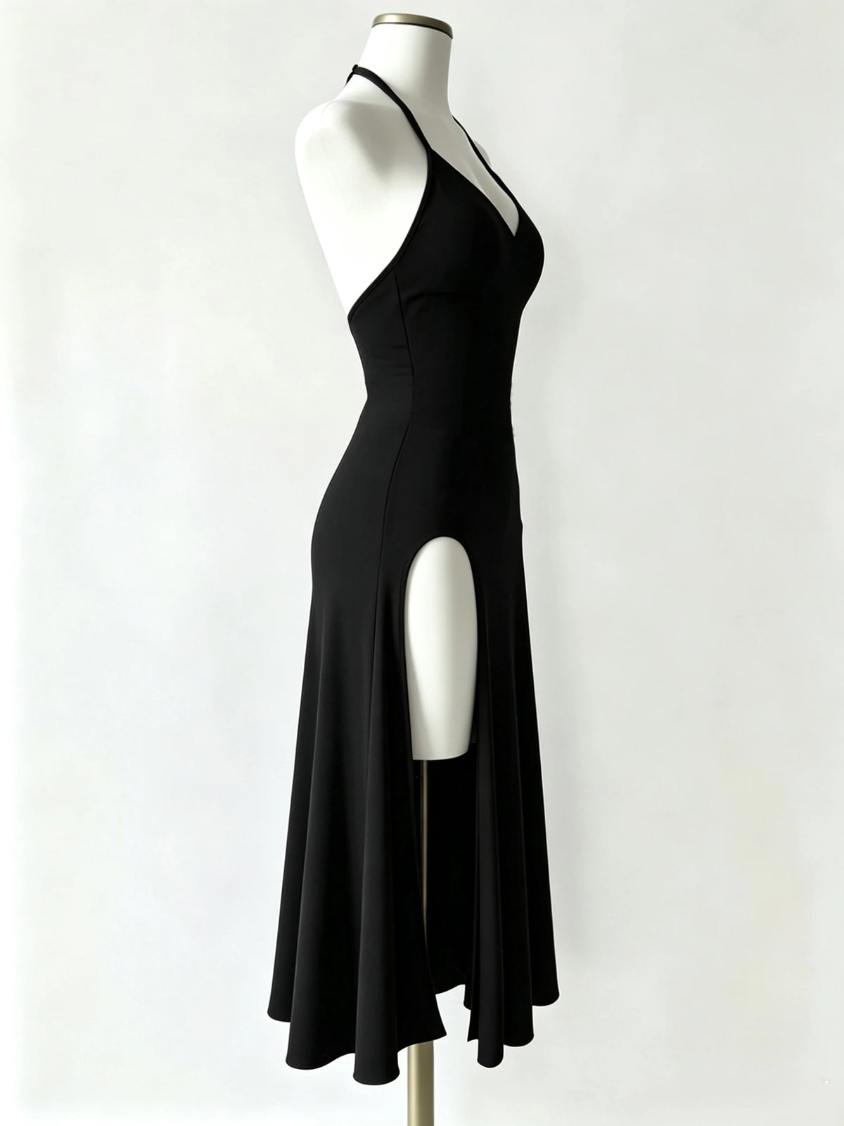 Atmospheric and Stylish Little Black Dress with Thin Halter Neck, Deep V-Neck, Waist-Cinching Design, High Slits on Both Sides, and a Flowing, Slimming Long Gown