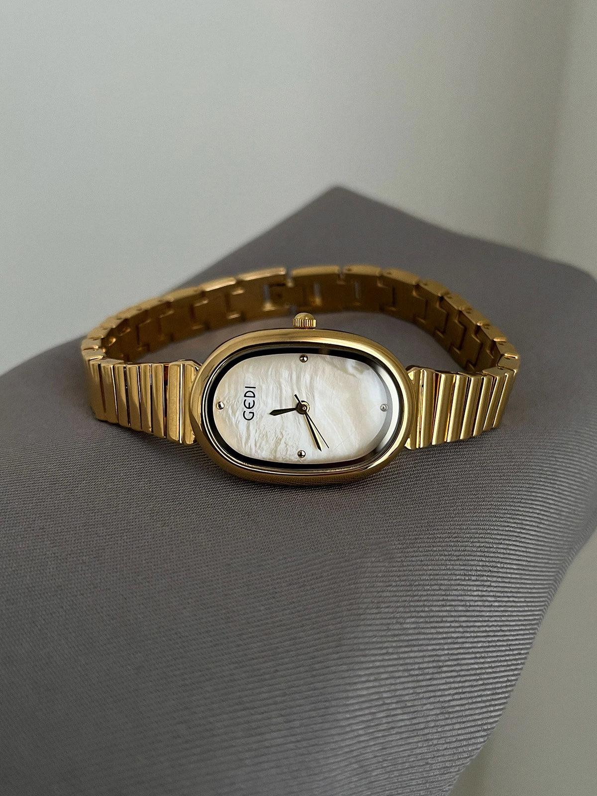 Stylish and Elegant Women's Watch Oval Mother-of-Pearl Dial with Steel Bracelet Sophisticated Student Quartz Watches for Women