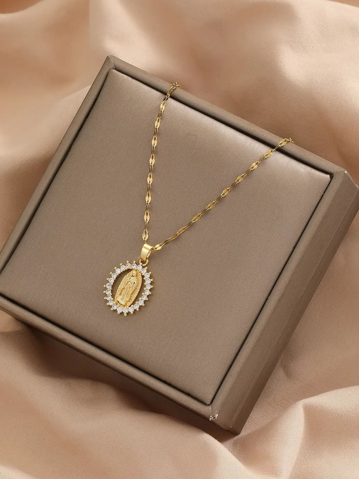 EXQUISITE AND STYLISH DESIGN, HOLLOW NECKLACE OF THE VIRGIN MARY ADORNED WITH BEAUTIFULLY SET COLORED ZIRCONIA