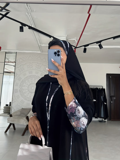عباءة عربية فضفاضة بأكمام طويلة وطبعة زهور أنيقة على الطراز الشرق أوسطي مع وشاح رأس مجاني