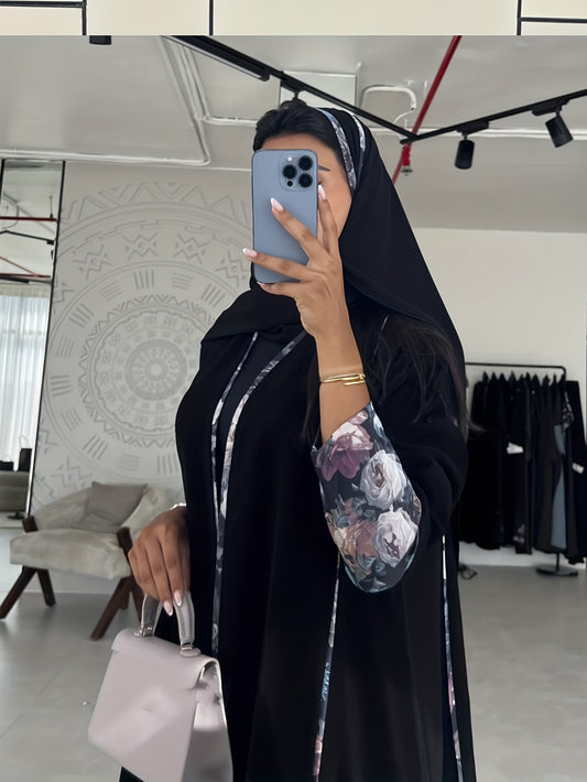 عباءة عربية فضفاضة بأكمام طويلة وطبعة زهور أنيقة على الطراز الشرق أوسطي مع وشاح رأس مجاني