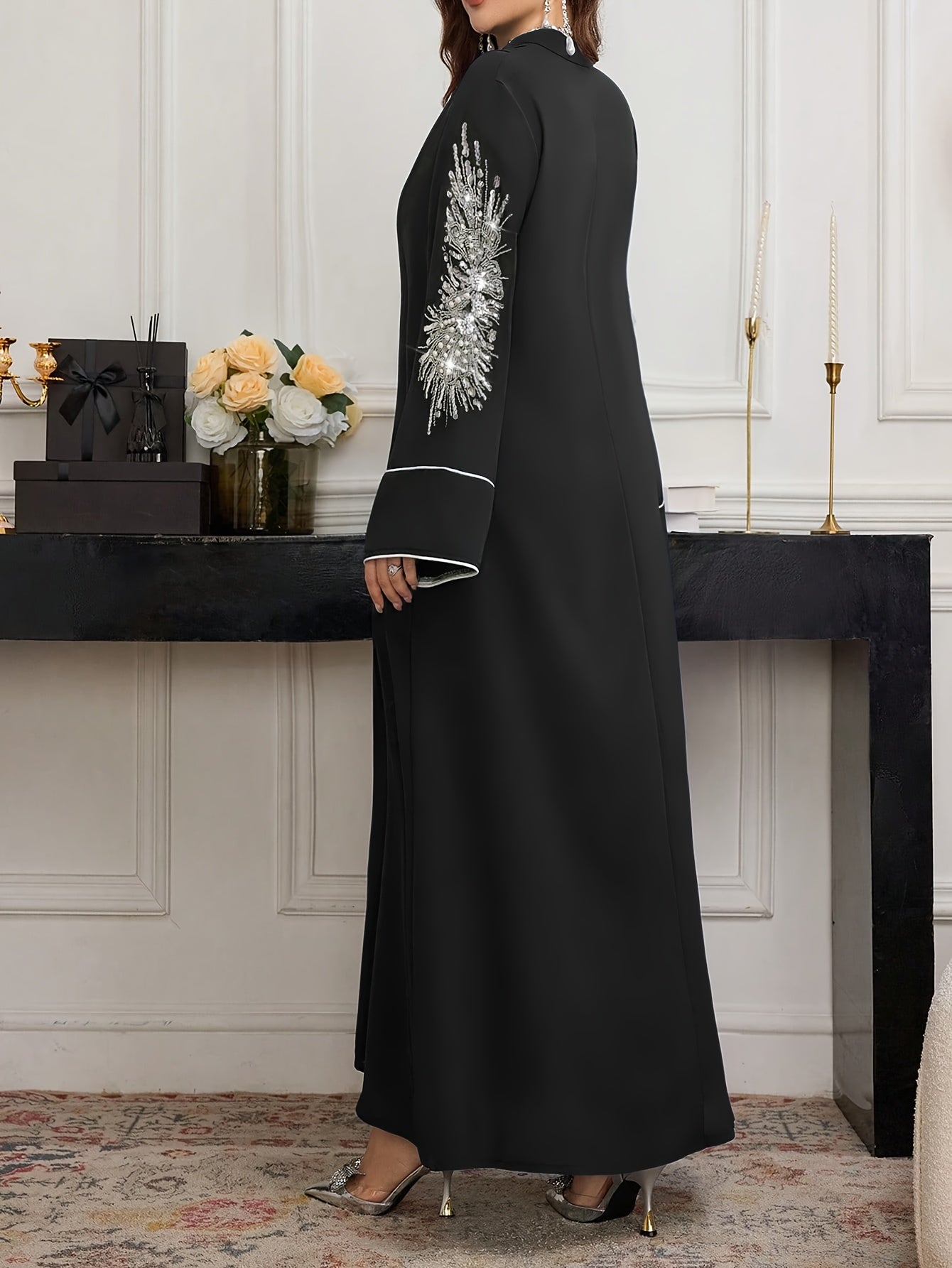 عباية نسائية طويلة الأكمام بتصميم A-line، بلون موحد، برقبة على شكل V، بتطريز خرز وتفصيلات متناقضة