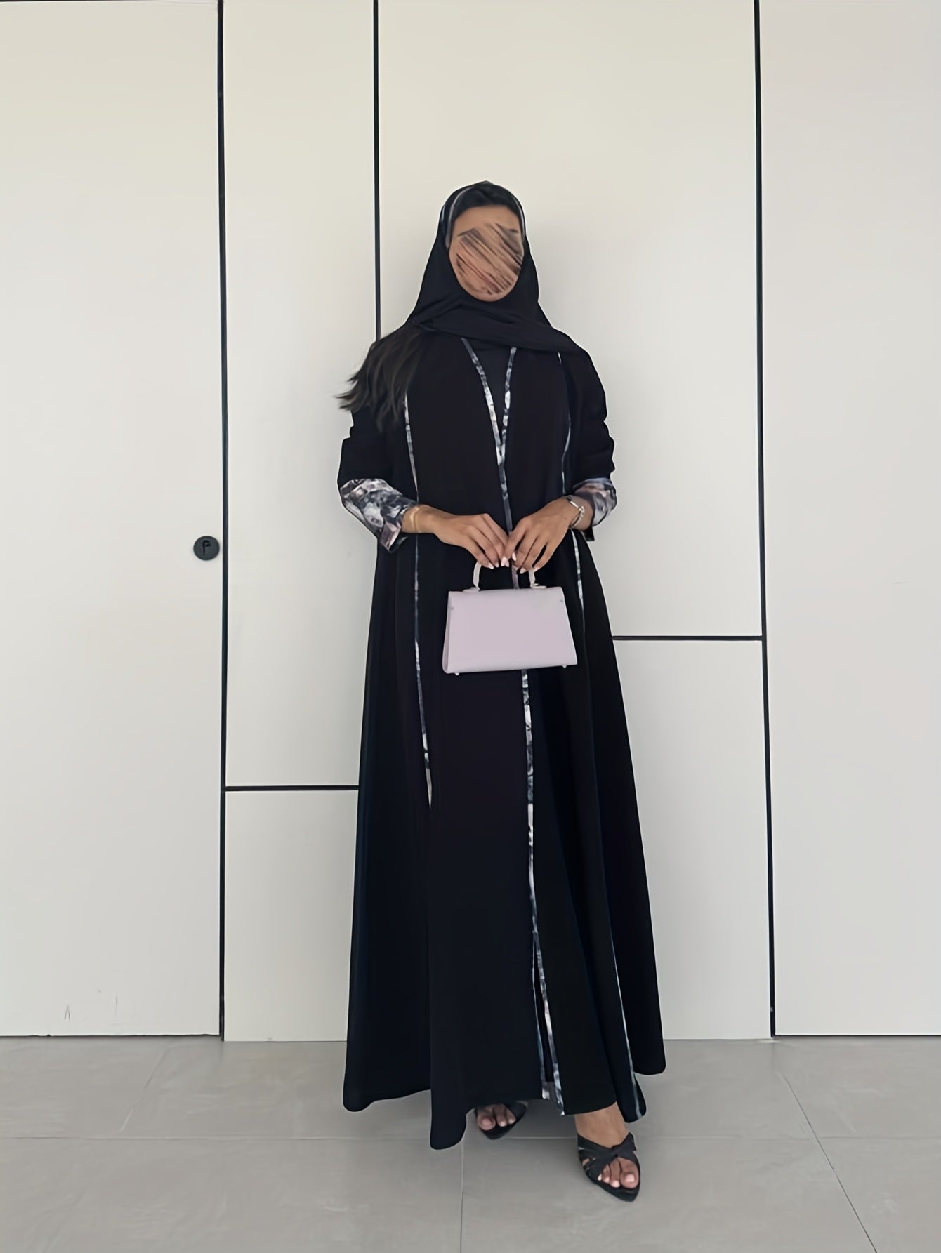 عباءة عربية فضفاضة بأكمام طويلة وطبعة زهور أنيقة على الطراز الشرق أوسطي مع وشاح رأس مجاني